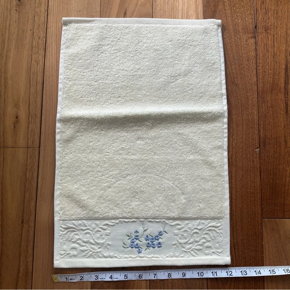 Sophia Vintage Hand Towel Embroidered 100% Cotton NWOT